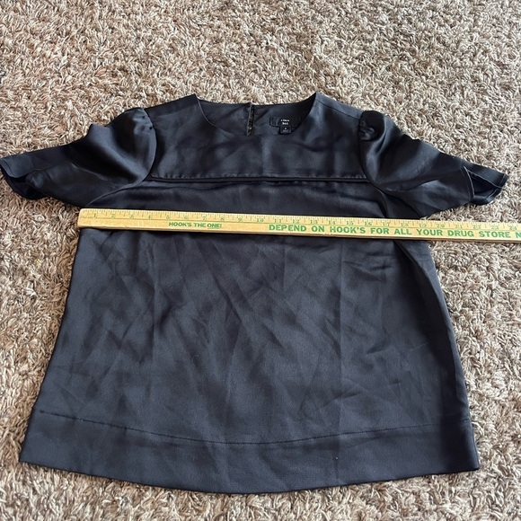 J Crew 365 polyester flowy short sleeve blouse - Picture 4 of 7